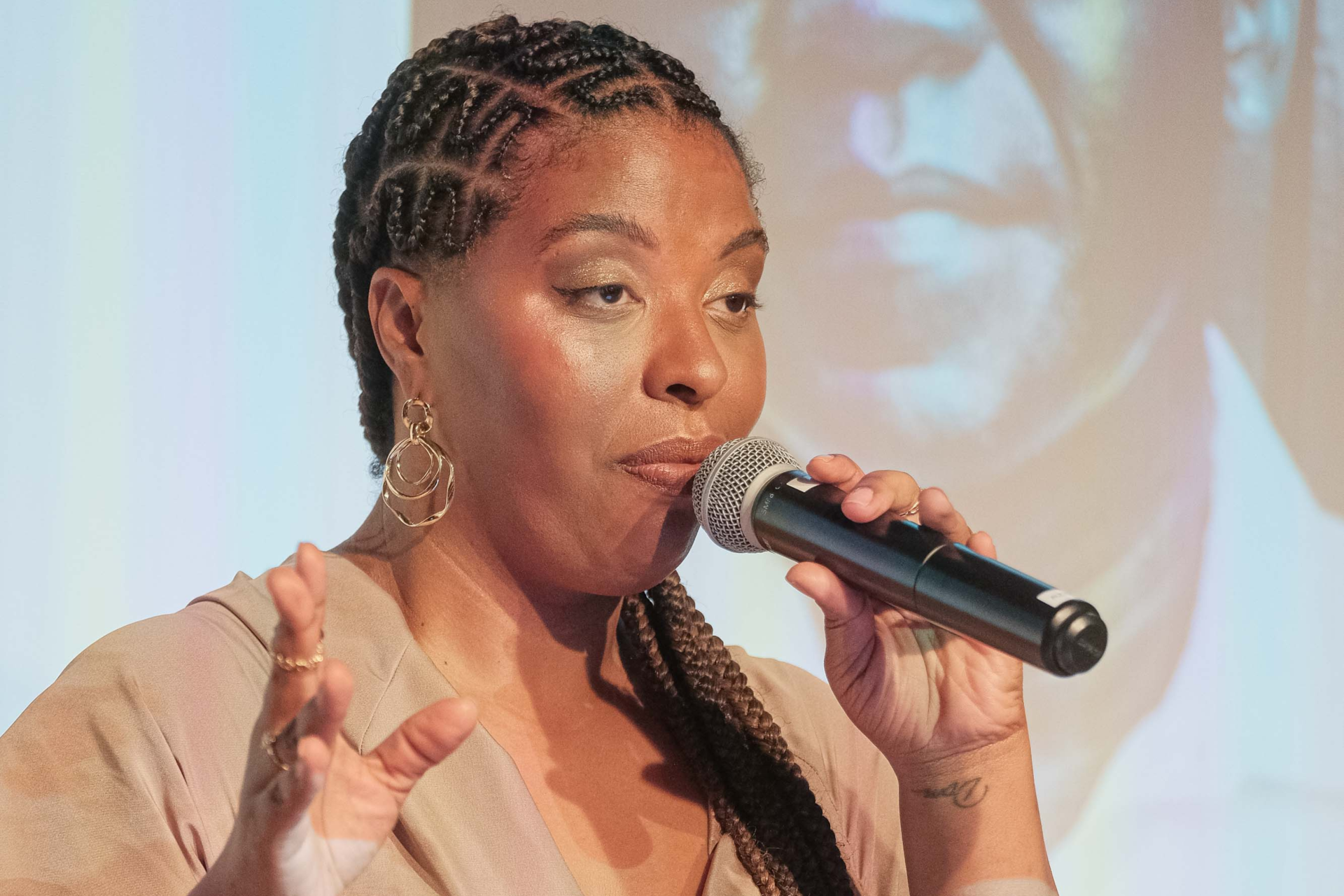 A poeta e jurada do Prêmio Oceanos, Luz Ribeiro lendo poesias de Ricardo Aleixo, um dos finalistas da edição 2023. Foto Agência Ophelia Itaú Cultural