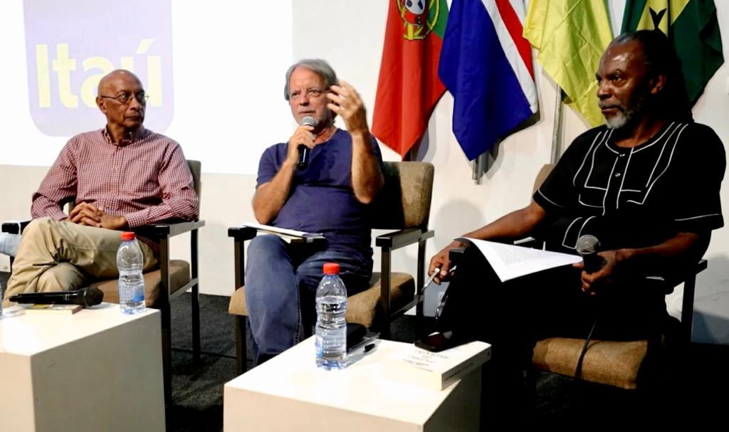 Os escritores Luís Cardoso e Mia Couto e o curador do Oceanos para Moçambique Nataniel Ngomane