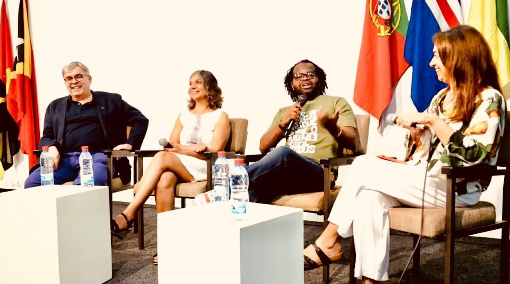 Os moçambicanos João Paulo Borges Coelho, Teresa Noronha e Pedro Pereira Lopes em conversa com a curadora portuguesa Isabel Lucas